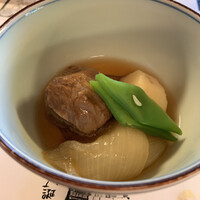国登録文化財 二木屋 - 煮物：鹿児島県産黒毛和牛煮、新ジャガイモ、玉ねぎ（肉じゃが） 里芋？って思うほどの新ジャガイモ丁寧な面取り。この和牛が美味しくて。 適度な霜降り。上品な味付け。お肉がとろとろ。
