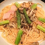 スパゲティハウス - アスパラ、ベーコン、しめじの和風バター醤油(2Lサイズ※150g)¥1,250-✨春限定メニュー♫バター醤油が麺に染み込んで香ばしい♫注文してから茹でられたアスパラや具材の旨味も濃いです！