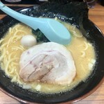 壱角家 - 家系ラーメン並（750円）