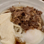 Marugame Seimen - 牛バラ肉、半熟卵、大和芋。イイ組み合わせです。
                        ただ、三つ葉を入れ忘れてるみたい。