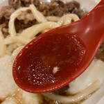 Marugame Seimen - 牛肉の旨味が溶け込んだ、甘塩っぱいスープ