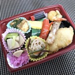 Dainoji - ＊のり弁には「白身魚のフライ」や「ちくわ天」「海老フライ」「蟹さんウインナ－」などが盛られ、可愛らしい。 ご飯と海苔の間には「オカカ」が入っていたようです。