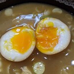 所沢 大勝軒 - 半茹で玉子ではなく味玉入り。
      デフォルトで味玉入りになったのか？ サービスなのかは不明です。