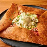 ビストロ ワイン カフェ ハース - 【季節ガレット】あさりと小柱・春キャベツの温玉ガレット