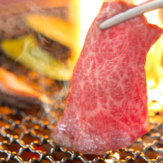 炭火焼き旨味を凝縮!!肉本来の味を堪能