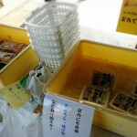 横丁とうふ店 最上川千本だんご - 店頭で豆腐と揚げ売ってました