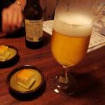 Kemuri - 生ビール ＆ 付き出し（スモークチーズ）