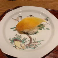 ごだん 宮ざわ - 脱水しすぎないカラスミは箸で簡単にわれてゆく