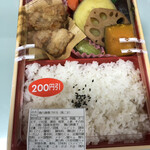 お惣菜のまつおか - 購入したお弁当
            遅い時間の利用で200円引き⤴︎ ⤴︎