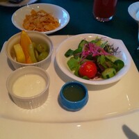 メインダイニングルーム 三笠 - 洋定食(朝)：サラダ、ヨーグルト、フルーツ