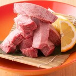 肉処 千里庵 - 生のまま仕入れ、生のまま提供される千里庵の「生牛タン」。旨み・甘み・柔らかさは質の高い生牛タンならでは。このビジュアルとぷるぷるの食感はタンの概念が変わるうまさ。