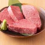 肉処 千里庵 - A5ランク以上の雌牛にこだわり、仕入れる「佐賀牛」。「本当においしい牛肉を食べてほしい」とサーブされる牛肉は、コク深く甘みの強い肉質ながらさらりとした脂が特徴。胃もたれすることなく食せます。