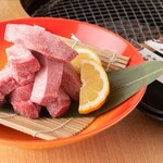 肉処 千里庵 - バラエティ豊かに用意されたドリンクは、日本酒、焼酎、ハイボール、ワインといずれも「お肉に合うもの」を基準に取り揃え。コース料理には飲み放題を付けることもでき、多彩に楽しめそうです。