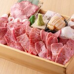 肉処 千里庵 - 様々なシーンで重宝される「千里庵のお肉の箱盛り」。こだわりの上質な佐賀牛には、千里庵特製の薬味を添えて味の変化を楽しみながら堪能できます。三人盛りから六人盛りまで選べるのもうれしい限り。
