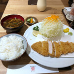 Tonkatsu Akari - 平日のお昼限定 ロースかつランチ定食(1078円）・・10分強で提供されます。