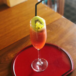 隠れ家たまり - たまり特製ノンアルコールカクテル（コース外）@苺と桃のスカッシュ。途中から生クリームが出てきて円やかに味変。菜の花とキウイ添え