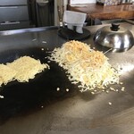 ごんべお好み焼 - キャベツの下には生地がありません