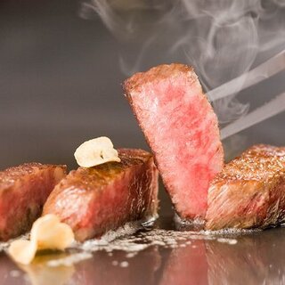 Enjoy carefully selected Kuroge Wagyu beef to your heart's content...