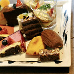 Tochu Cafe - チョコ生クリームはくるみ入りのレイヤーケーキ。焼き菓子はマドレーヌとブラウニーでした