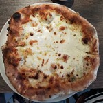 Pizzeria La Gita - クアトロ・フォルマッジ…1200円＋ハチミツ100円 サラダ付き