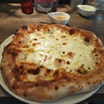 Pizzeria La Gita - クアトロ・フォルマッジ…1200円 ＋ハチミツ100円 サラダ付き
