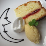 三日月 - いちごジャムのパウンドケーキ　ランチにプラス200円