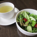 三日月 - セットのサラダとカモミールティー