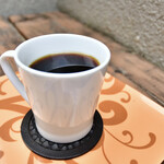 冨久豆 - 冨久豆プレミアム@税込400円：苦味抑えめ。軽い酸味が味わいを彩ります。バランスよろしな一杯でした。│ちなみに、ベンチは傾いてます(笑)