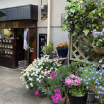 冨久豆 - 店内│イートインスペースは外に。豆を焼く香りが良き。