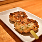 大衆スタンド神田屋 - 塩つくね(2個)@税込330円：1個でもオーダー可。串モノは14:00〜オーダー可。