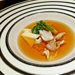GINZA JOTAKI - 「ミル貝と春野菜の頂湯スープ」ストレートに頂湯を味わえます。目の前で大きなミルを切って。甘さと香りが素晴らしい。春野菜は筍・ホワイトアスパラ・こごみ・たらの芽。ふぅ美味しい♡