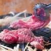 羊肉炭火焼 肉汁屋 - 料理写真:生ラム肉を焼く！