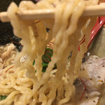 鯛らーめん 穂と花. - あまり好きじゃないちぢれ麺ながらカラむ