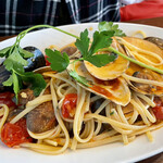 トラットリア・築地パラディーゾ - 噂のペスカトーレ  いやぁ、そりゃ名物料理になるわけですよ！美味いもの！特に貝の旨味が凄い。いやトマトも負けてない。パスタソースは乳化が全てだと教えてくれる。一度は食べてみるべきメニューだと思います♪