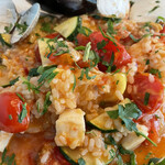 トラットリア・築地パラディーゾ - 魚介のリゾット   ペスカトーレと同じ具材なのに味わいは全然違う。こちらの方がコメに吸わせてる分深い深い！なのにレモンのおかげで重たくはない。素っ気ないのに端々まで魂が行き渡ってる感じが感動的です♪