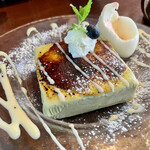 トラットリア・築地パラディーゾ - デザート   ピスタチオのアイスだったかな？結構なボリュームなので2人でシェアするにはもってこい！言うまでもありませんが秀逸です♪