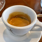 トラットリア・築地パラディーゾ - エスプレッソ   友人のイタリア人が「スター◯ックスは茶色い水」と評するのが分かるなぁ！この香りとねっとり加減！砂糖をスプーン山盛り加えれば香り高いチョコレートドリンクになります♪
