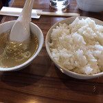 Tokiwa Tei - 漬けダレをセットしたところでご飯とスープです。