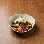 宫崎县产黑毛和牛的烤牛肉和芝麻菜的凯撒沙拉
