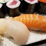 みなと寿司 - ホタテ・サーモン。