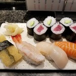 みなと寿司 - 左側。