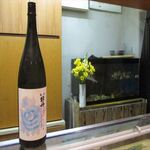 鮨乃家 - 水槽に元気に泳ぐカワハギ、クエ、アカハタ