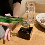 洋風居酒屋 至福の隠れ家 - なかなか器用な指だ(^O^)。超辛口 春鹿