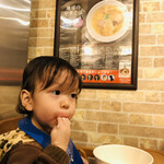 地球の中華そば - 麺を手掴みで堪能する我が子