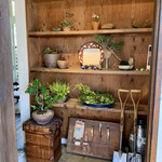 Garden Cafe home - 玄関入ってすぐのディスプレイ