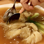 双龍居 - 繊維質の塊を小分けしてくれてます(๑˃̵ᴗ˂̵)
      大き過ぎるので、フカヒレ丼用に取り除けておきます。