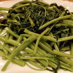 双龍居 - シャッキシャキの空芯菜。にんにく効いてほんと美味しい〜。