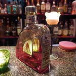 スモーレスト・バー  - アハ・トロ（ディーヴァ）ワイン樽で熟成させたテキーラ。薔薇色の瓶も美しい