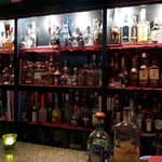 スモーレスト・バー  - テキーラは味わいの特徴ごとに並べられている。オススメを聞いてみよう