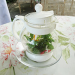 オーベルジュ・オー・ミラドー - ハーブ・ティーは〜